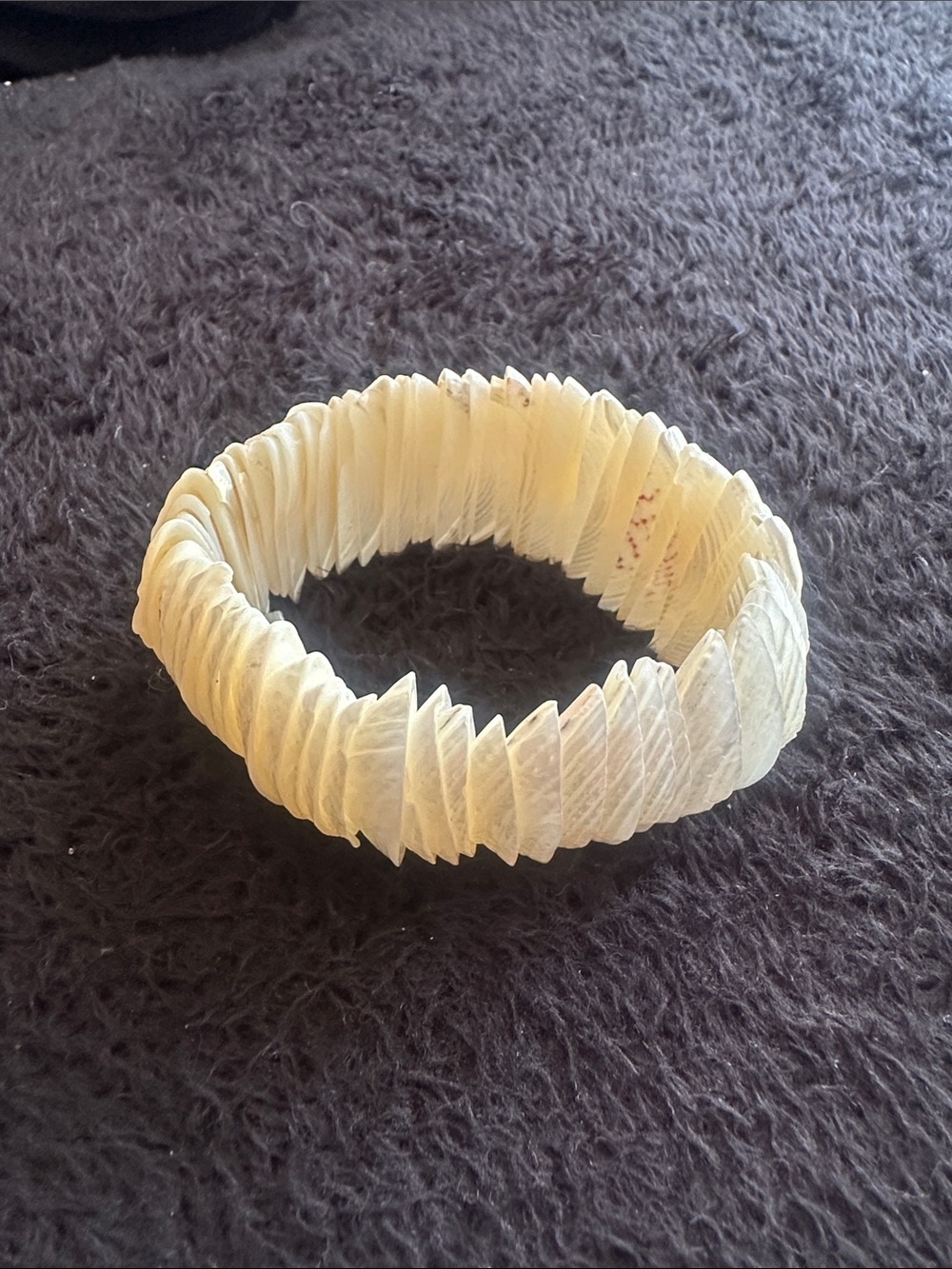 Cream Shell Stretch Bracelet